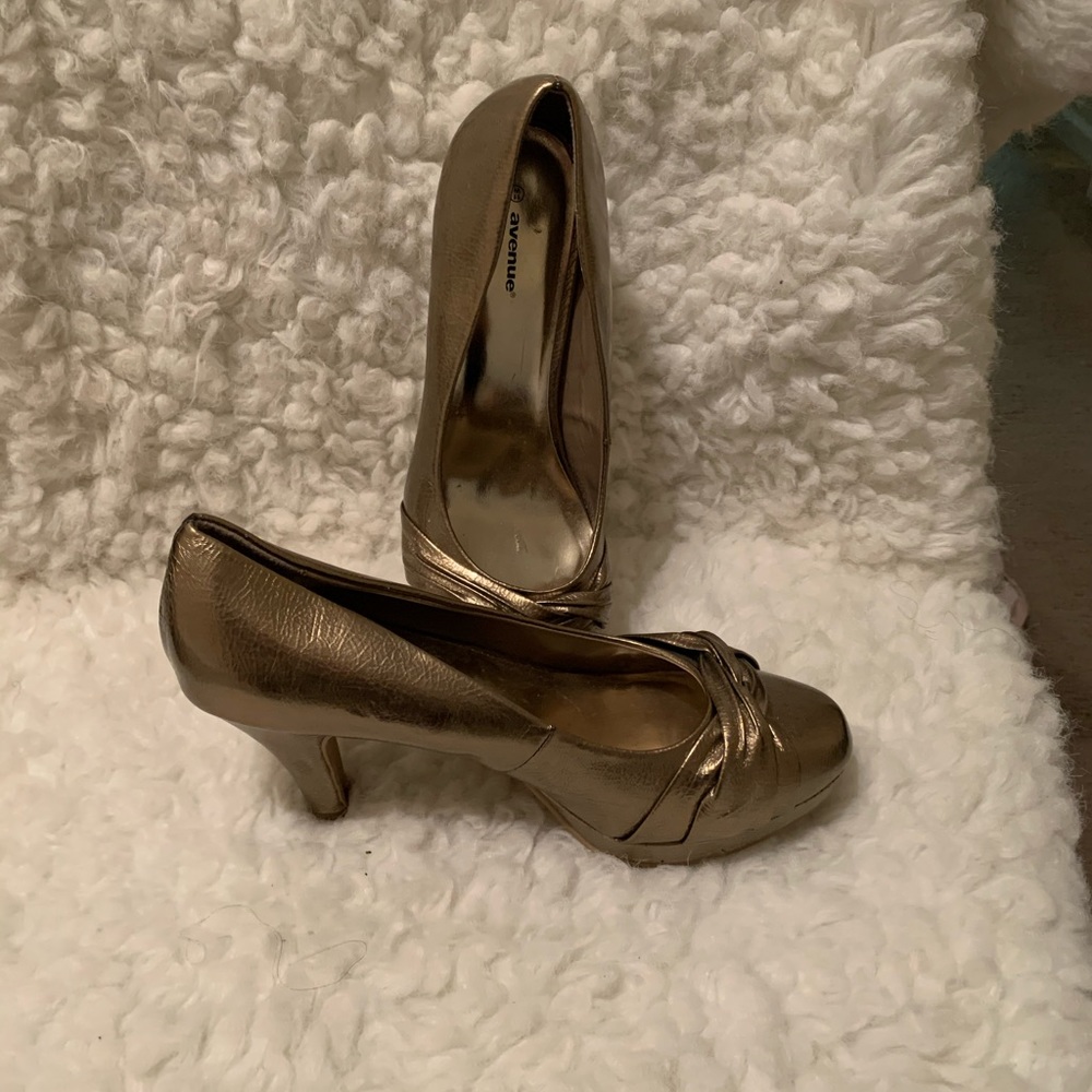 Gold metallic heel. Sz 11w